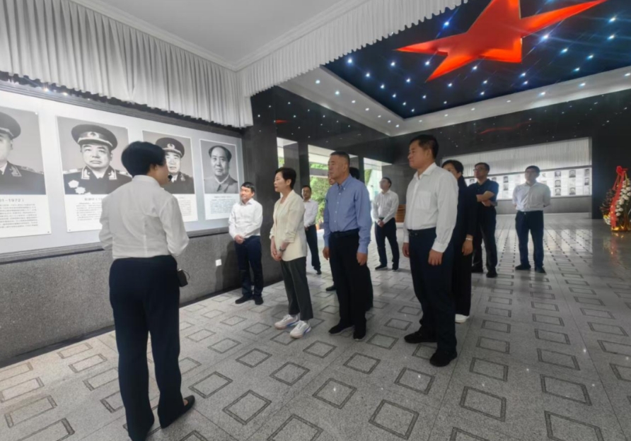 林郑月娥一行来到<a href=http://www.mzcmez.cn/base/jgs/46.html target=_blank class=infotextkey>井冈山革命博物馆</a>