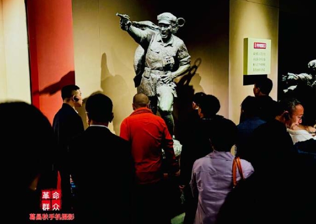 展厅里的红军雕像。 葛昌秋摄