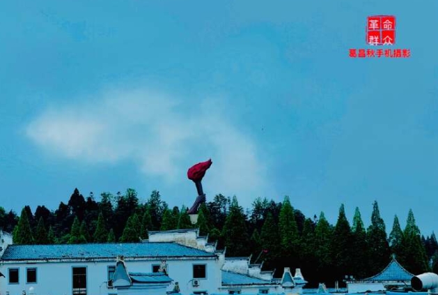  火炬擎天，风展旗红。 葛昌秋摄