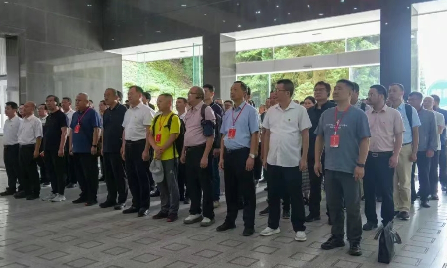 青山埋忠骨：烈士陵园里的信仰初叩