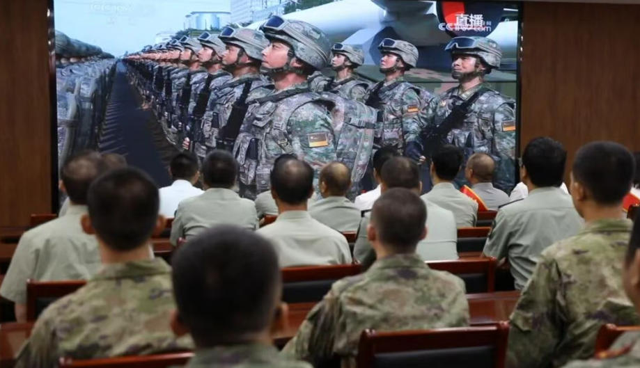 井冈山干部群众、官兵、学生、游客等通过各种方式收听收看9.3纪念大会和阅兵式直播