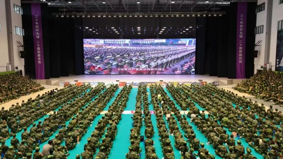 井冈山干部群众、官兵、学生、游客等通过各种方式收听收看9.3纪念大会和阅兵式直播