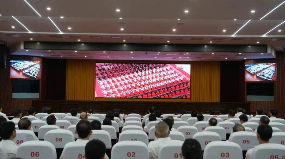 井冈山干部群众、官兵、学生、游客等通过各种方式收听收看9.3纪念大会和阅兵式直播