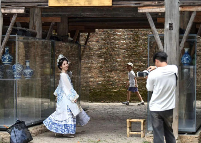 游客在江西省景德镇市陶阳里历史文化街区留影