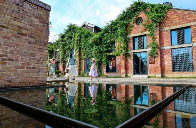 游客在江西省<a href=/jdz/ target=_blank class=infotextkey>景德镇</a>市陶阳里历史文化街区游览