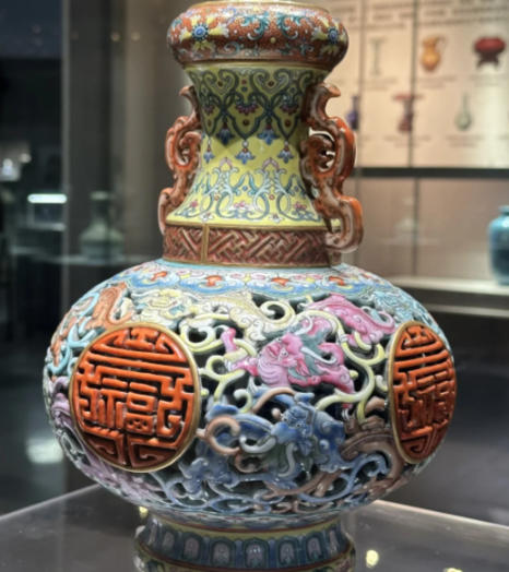 南宋官窑弦纹瓶