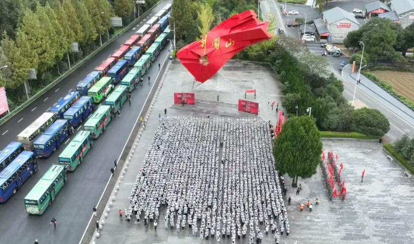 3000余名新干学子赴井冈！这场 “行走思政课” 让红色基因融入青春血脉